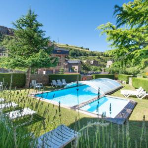 Piscine extérieure avec jardin et solarium