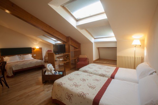 Chambre Quadruple Supérieure (3 adultes + 1 enfant)